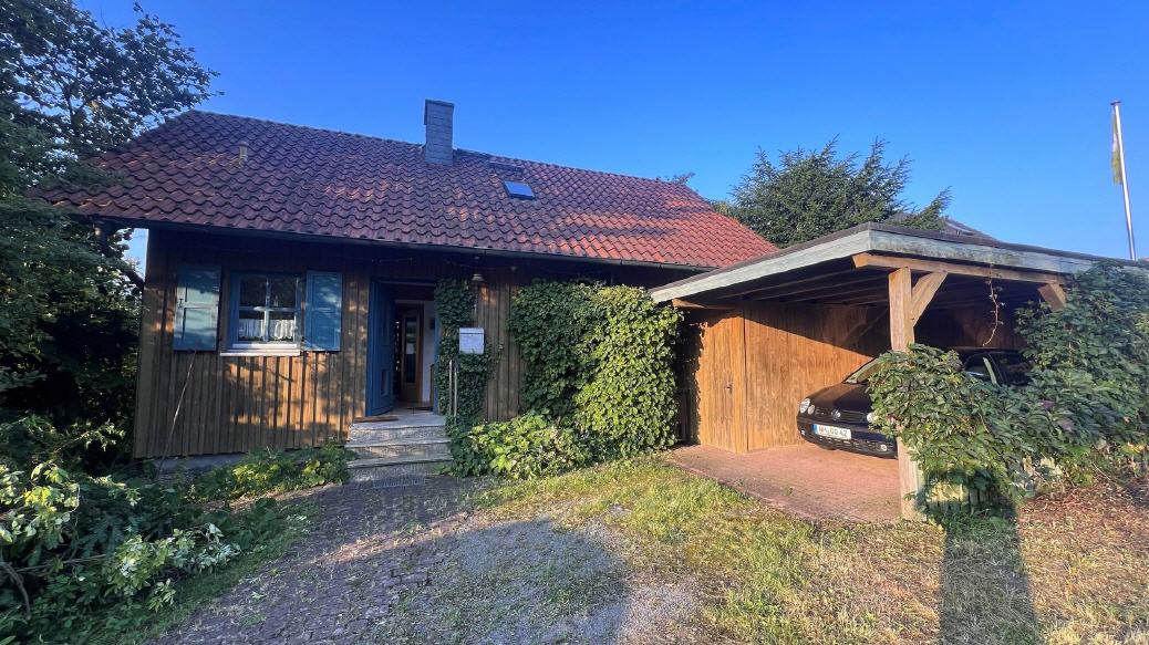Frantalansicht in Richtung S&uuml;den mit Carport
