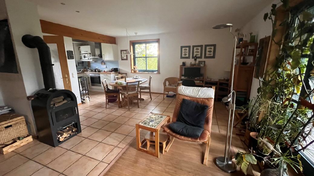 Wohnzimmer mit Fu&szlig;bodenheizung und Kaminofen